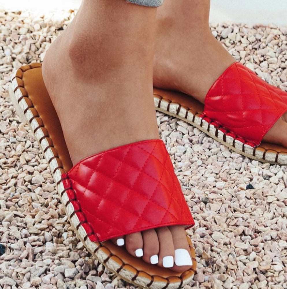 🆕Red Quilted Sandals - Picture 3 of 4